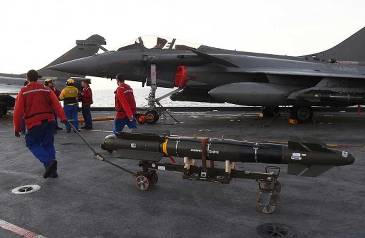 Prancis luncurkan serangan pertama ke ISIS dari kapal induk