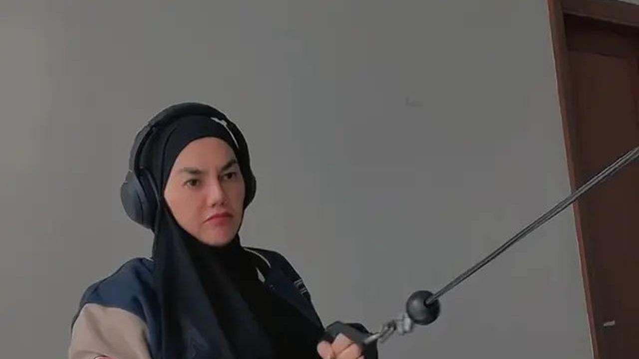 7 Potret Sarita Abdul Mukti Lepas Hijab Saat Nge-Gym, Pamer Angkat Barbel