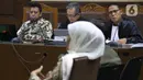 Terdakwa suap jual-beli jabatan di lingkungan Kemenag, M Romahurmuziy (kiri) menyimak keterangan Gubernur Jawa Timur, Khofifah Indar Parawansa pada sidang lanjutan di Pengadilan Tipikor Jakarta, Rabu (11/12/2019). Sidang mendengar keterangan empat saksi. (Liputan6.com/Helmi Fithriansyah)