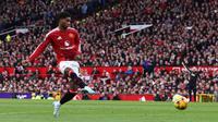 Penyerang Manchester United asal Inggris bernomor punggung 10, Marcus Rashford, melepaskan tembakan untuk mencetak gol pembuka dalam pertandingan Liga Primer Inggris antara Manchester United dan Everton di Old Trafford di Manchester, Inggris barat laut, pada tanggal 1 Desember 2024. (Darren Staples/AFP)