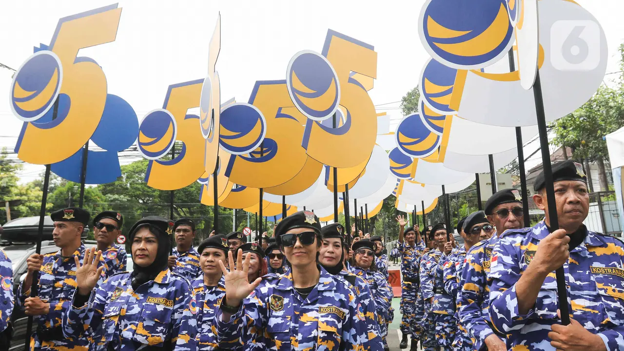 Iring-iringan Massa Pendukung Partai Nasdem Antar 580 Nama Bacaleg Daftar ke KPU