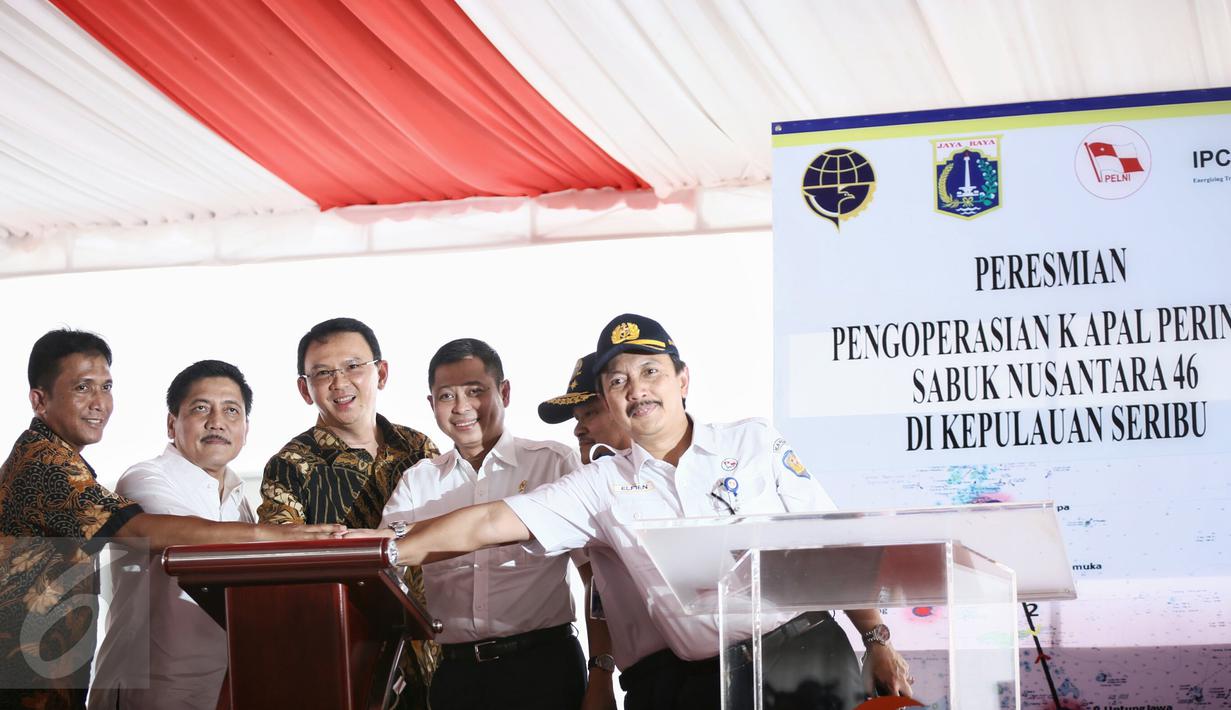 Gubernur DKI Jakarta, Basuki Tjahja Purnama (tengah) dan Menteri Perhubungan, Ignasius Jonan (ketiga kanan) saat acara peresmian Kapal Sabuk Nusantara 46 di Jakarta Utara, Kamis (28/1). (Liputan6.com/Faizal Fanani)