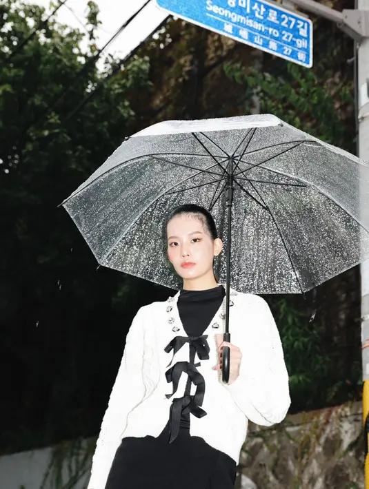 Tanpa perlu lagi layering dengan banyak hal. Padanan pada area layer dalam yang super kasual, dapat terlihat begitu maksimal dalam sekejap. Vooila! Cukup kenakan cardigan dengan aksen pita dan rangkaian embellishment. /Foto: dok Masari.