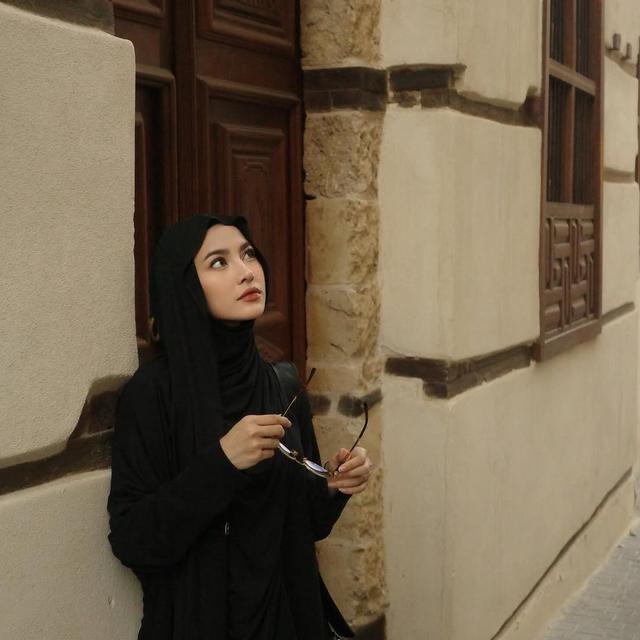 Potret 6 Artis Pakai Jilbab Meleyot, Tren Hijab yang Populer di Tahun 2025
