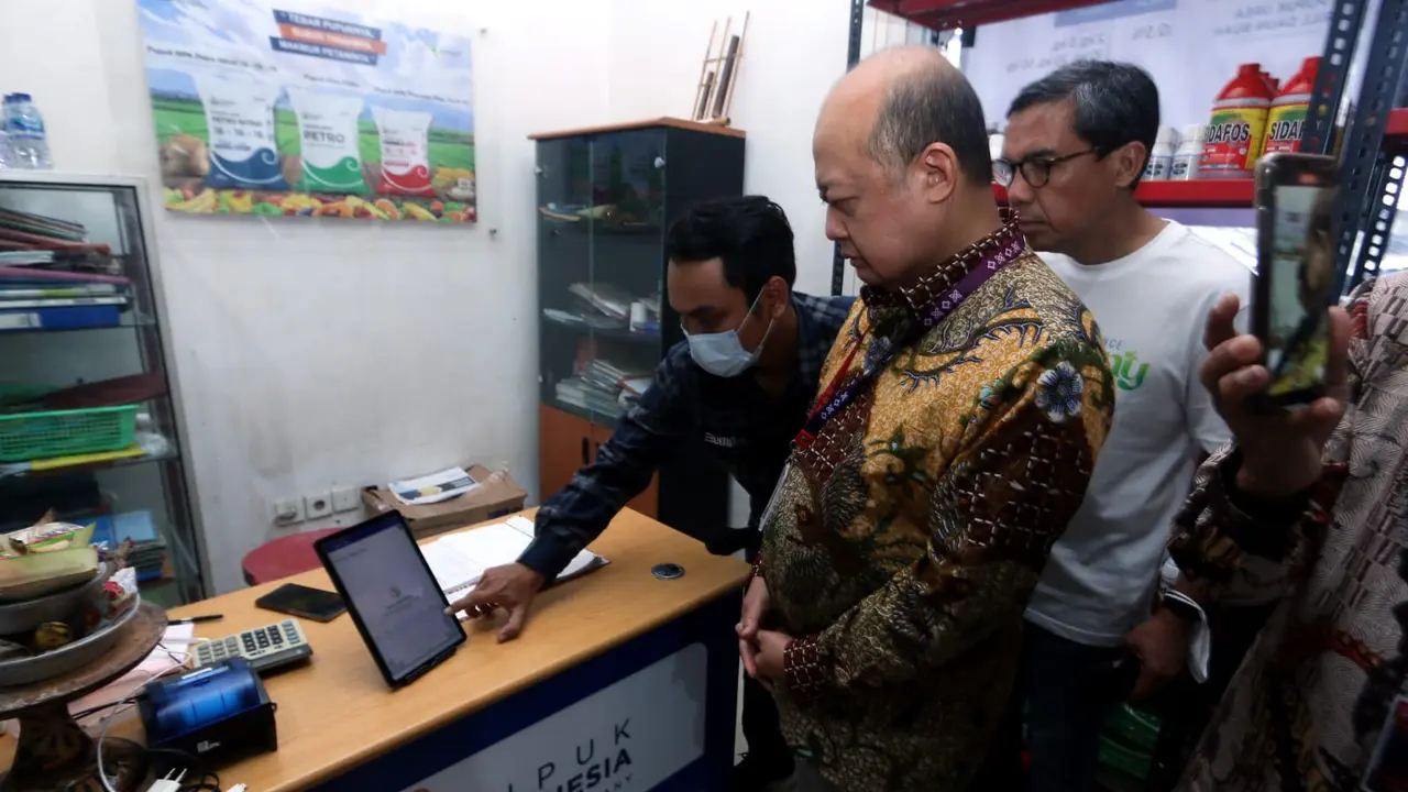 Direktur Utama Pupuk Indonesia, Bakir Pasaman saat mengunjungi kios pupuk UD Tani Mandiri