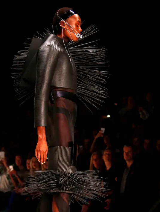 Model berjalan di atas catwalk menggunakan busana seperti bulu landak rancangan Kakopieros selama Australia Fashion Week di Sydney, Australia (20/5/2016). (REUTERS / David Gray)
