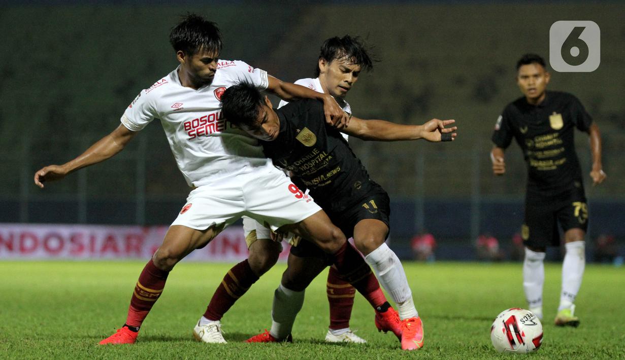 Pemain PSIS Semarang Pratama Arhan Alif Rifai (kanan) berusaha melepaskan diri dari hadangan pemain PSM Makassar Saldi dan Rasyid Assahid Bakri pada laga perempat final Piala Menpora 2021 di Stadion Kanjuruhan, Malang, Jumat (9/4/2021). PSIS vs PSM berakhir 2-4 via adu penalti (Bola.com/Arief Bagus)