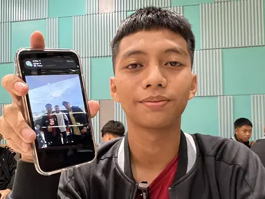 Pemain Korea-Korea Selecao, Muhammad Azzam Fathurrahman, menunjukkan foto dirinya saat bersua pemain Timnas Indonesia, Shayne Pattynama dan Calvin Verdonk, di Bandara Soekarno-Hatta, Cengkareng, Tangerang, Rabu (20/11/2024). (Bola.com/Bagaskara Lazuardi)