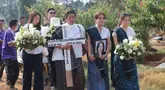 Marsha Aruan bersama sang adik, Michelle Aruan, mengantarkan jenazah ibunda mereka, Lisa Diana Tambunan, ke tempat peristirahatan terakhir di TPU Tanah Kusir, Kebayoran Lama, Jakarta Selatan, Rabu (21/10/2026). (KLY/Budy Santoso)