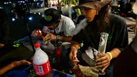 Orang-orang merayakan legalisasi ganja di "Thailand: 420 Legalaew!" festival akhir pekan yang diselenggarakan oleh Highland di provinsi Nakhon Pathom pada 11 Juni 2022. (AFP/Lillian Suwanrumpha)