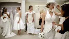 Sejumlah model bersiap jelang kontes gaun pengantin yang terbuat dari tisu toilet di Butik Kleinfled's Bridal, New York, 17 Juni 2015. Peserta hanya diperbolehkan membuat gaun ini dari bahan tisu toilet, lem, jarum dan benang. (REUTERS/Brendan McDermid)