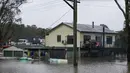Sebuah rumah terendam air banjir di Londonderry di pinggiran Sydney, Australia, Selasa (5/6/2022). Ratusan rumah terendam di dalam dan sekitar kota terbesar Australia itu dalam keadaan darurat banjir yang berdampak pada 50.000 orang, kata para pejabat. (AP Photo/Mark Baker)