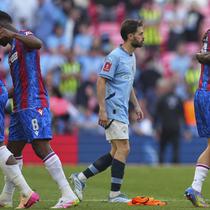 Ekspresi kecewa pemain Manchester City, Bernardo Silva di antara para pemain Crystal Palace yang sedang merayakan kemenangan dalam laga final Piala FA 2024/2025 yang berlangsung di Stadion Wembley, London, Inggris, Sabtu (17/05/2025) waktu setempat. (AP Photo/Kirsty Wigglesworth)