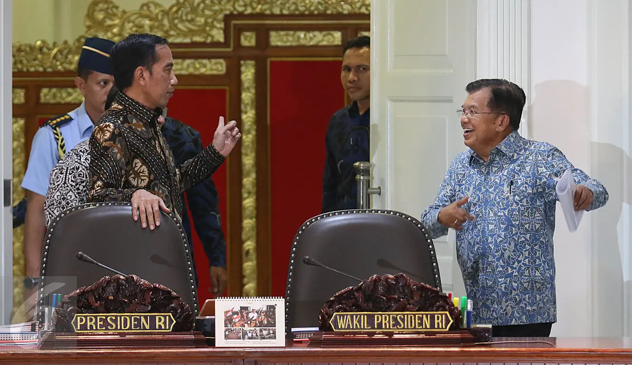 Presiden Joko Widodo (Jokowi) didampingi Wakil Presiden Jusuf Kalla jelang memimpin rapat terbatas di Istana Kepresidenan, Jakarta, Selasa (18/4). Rapat tersebut membahas kelanjutan persiapan Asian Game 2018 Jakarta-Palembang. (Liputan6.com/Angga Yuniar)