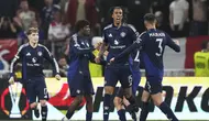 Pemain Manchester United, Leny Yoro (kedua kanan) melakukan selebrasi setelah mencetak gol penyeimbang 1-1 ke gawang Lyon dalam laga leg 1 perempat final Liga Europa 2024/2025 di Parc Olympique Lyonnais Groupama stadium, Decines-Charpieu, Prancis. (AP Photo/Thibault Camus)