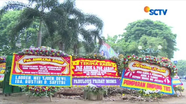 Sebelumnya karangan bunga berada di Balai Kota, kini dikonsentrasikan di Lapangan Banteng, Jakarta Pusat.
