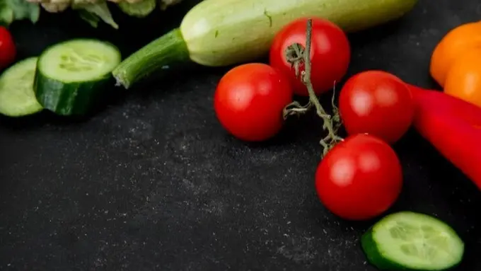 Sayuran tomat dan mentimun (Sumber: freepik.com/stockking)