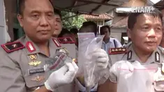 Bisnis narkoba yang dikelola tahanan lapas kembali terbongkar. Pabrik ekstasi oplosan milik tahanan lapas kelas 2A, digerebek Polda Jambi pada Senin (27/02/17). Selain ekstasi oplosan siap edar, polisi juga menyita bahan-bahan campurannya, seperti se...