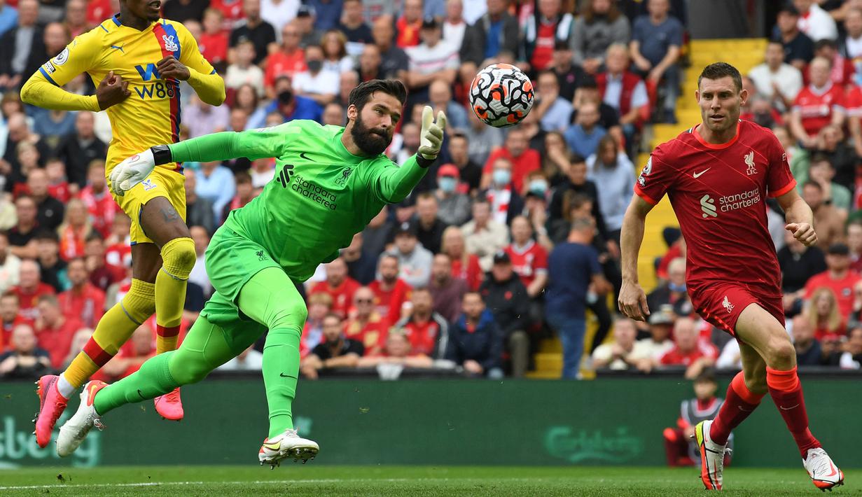 Alisson Becker menjadi kiper dengan efisiensi umpan jarak jauh sebesar 64,2%. Ia telah melesatkan 208 umpan jauh sukses dari 324 percobaannya. Assistnya untuk Mohamed Salah saat melawan Norwich City pada musim ini adalah contoh umpan jarak jauhnya yang efektif. (AFP/Paul Ellis)
