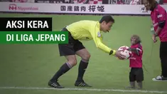 Aksi seekor kera sebelum laga antara Cerezo Osaka Vs Vissel Kobe di Liga Jepang.