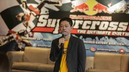 Marketing Director Kratingdaeng Davin Thomas Lai memberi keterangan saat konferensi pers Kratingdaeng Supercrosser The Ultimate Dirtwar di Jakarta, Kamis (15/2). (Liputan6.com/Faizal Fanani)