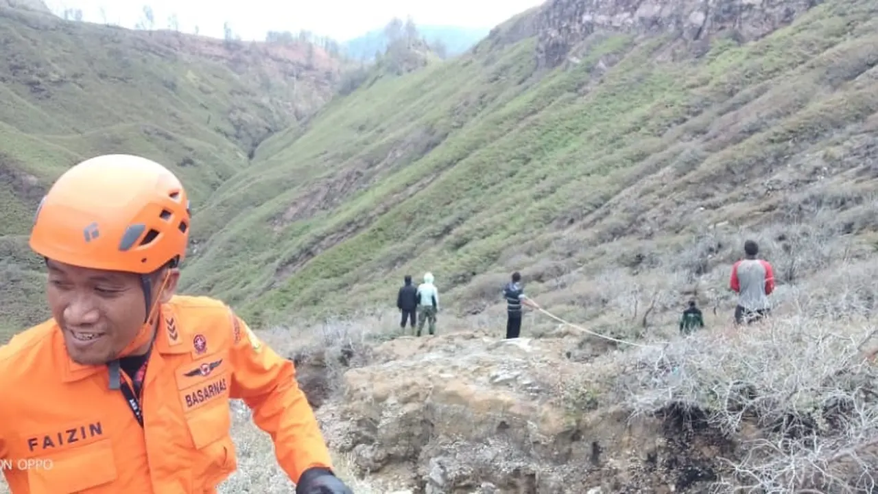Tim SAR gabungan melakukan evakusi terhadap wisatawan yang ditemukan di dasar tebing kawah Ijen. (Istimewa)
