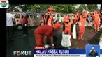 Selain puing kendaraan yang terbakar juga berceceran bongkahan batu dan pecahan beling di jalanan, termasuk di depan Asrama Brimob.
