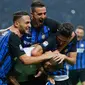 Pemain Inter Milan, Mauro Icardi bersama rekan setimnya merayakan gol ke gawang AC Milan pada pekan kedelapan Liga Italia di Stadion Giuseppe Meazza, Minggu (15/10). Gol Inter Milan diborong oleh Mauro Icardi, 3-2. (AP/Antonio Calanni)