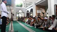 Presiden Jokowi membagikan sertifikan wakaf masjid dan lembaga pendidikan islam di Kabupaten Cianjur, Jawa Barat. (Liputan6.com/Biro Pers)