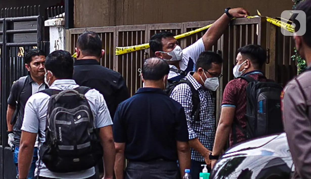 Tim penyidik kepolisian melakukan prarekonstruksi di rumah singgah Irjen Ferdy Sambo di Komplek Polri Duren Tiga, Jakarta, Sabtu (23/7/2022). Prarekonstruksi itu merupakan lanjutan dari kegiatan yang sama digelar pada Balai Pertemuan Polda Metro Jaya pada Jumat (22/7/2022) malam. (Liputan6.com/Faizal Fanani)