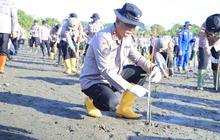 Polda Aceh Wujudkan Program Polisi Hijau dengan Penanaman 10 Ribu Mangrove