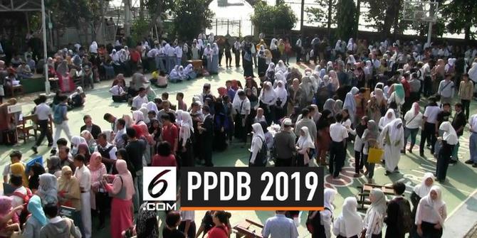 VIDEO: PPDB 2019 Ricuh, Orang Tua Murid Keluar dari Jendela