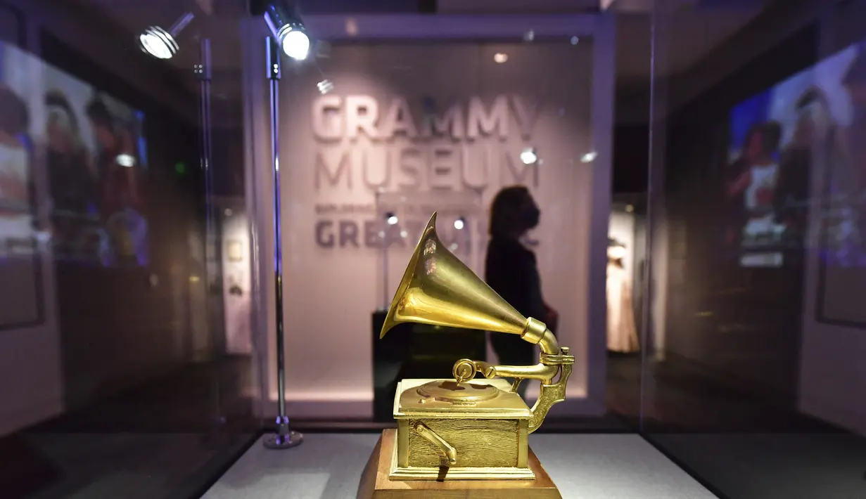 Orang-orang mengunjungi Museum Grammy pada hari pertama dibuka kembali setelah lebih dari setahun ditutup akibat COVID-19 di Los Angeles, Jumat (21/5/2021). Mulai 15 Juni, California akan mencabut sebagian besar pembatasan pandemi, termasuk jarak sosial dan penggunaan masker. (Frederic J. BROWN/AFP)