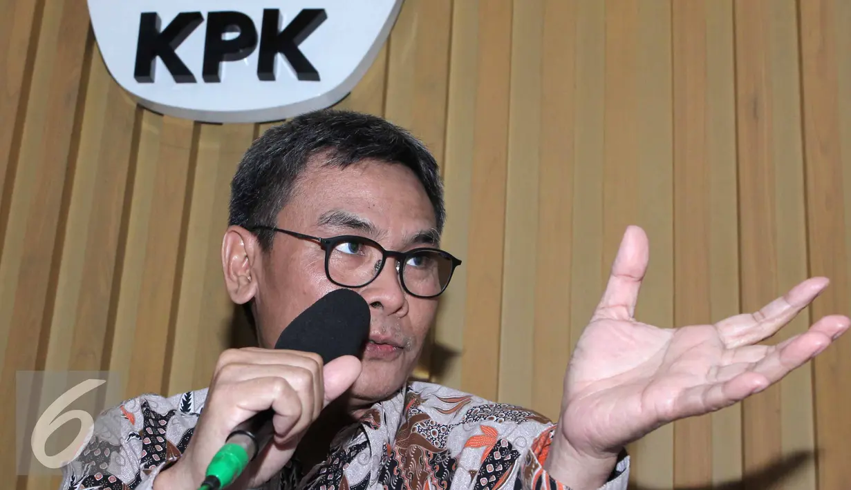 Plt Pimpinan KPK, Johan Budi memberi keterangan pers, Jakarta, Selasa (4/8/2015). KPK menetapkan tersangka Bupati Bener Meriah Aceh, Ruslan Abdul Gani sebagai tersangka dugaan korupsi pembangunan dermaga sabang BPKS 2011. (Liputan6.com/Helmi Afandi)