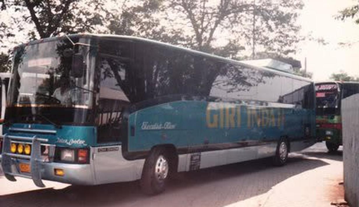 Restu Ibu Aeromidi milik PO Giri Indah. Terpasang aksesori trendy pada bus zaman itu yaitu bull bar di depan dan lampu sorot. (Source: awansan.com)