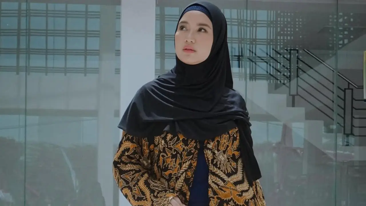 Model Baju Batik Hijab Kekinian Chaca Frederica (Foto: Instagram @chafrederica)