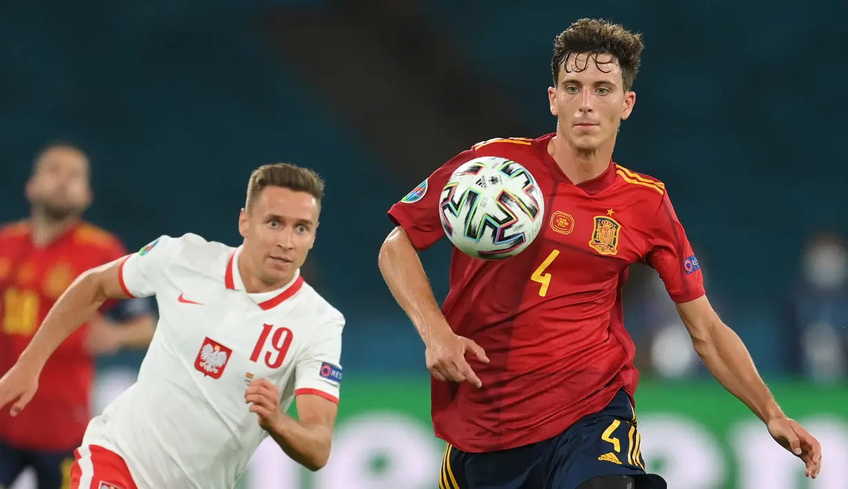 Pau Torres. Bek tengah Villarreal berusia 24 tahun ini diturunkan bergantian dengan Eric Garcia pada Euro 2020 lalu. Diyakini akan menjadi pilihan utama pada laga-laga di Olimpiade Tokyo 2020. (Foto: AFP/Pool/David Ramos)
