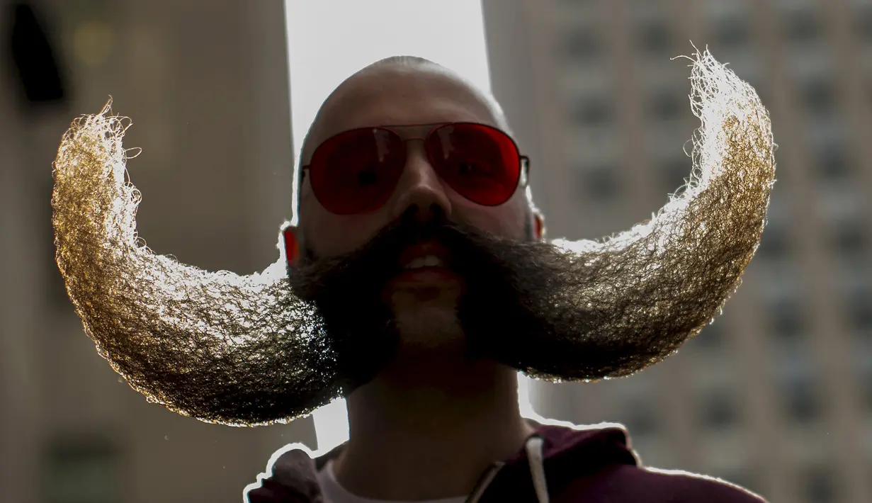 Seorang pria bernama MJ Johnson dengan kumis uniknya saat ikut kontes Nasional Beard dan Moustache Championships di New York, (6/11/2015) . (REUTERS/Brendan McDermid)