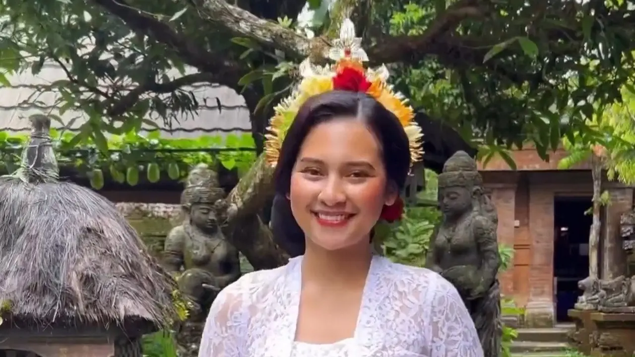 Indah Permatasati gunakan pakaian adat Bali