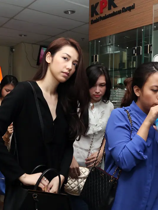 Velove merasa sedih karena ayahnya, OC Kaligis tidak bisa ikut berkumpul saat suasana lebaran. (Wimbarsana/Bintang.com)