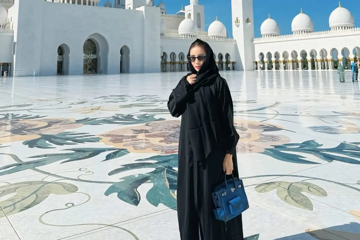 Potret Santun Momo Geisha Kunjungi Masjid Agung Dubai, Pakai Kerudung Hitam dan Tenteng Tas Hermes Rp600 Jutaan
