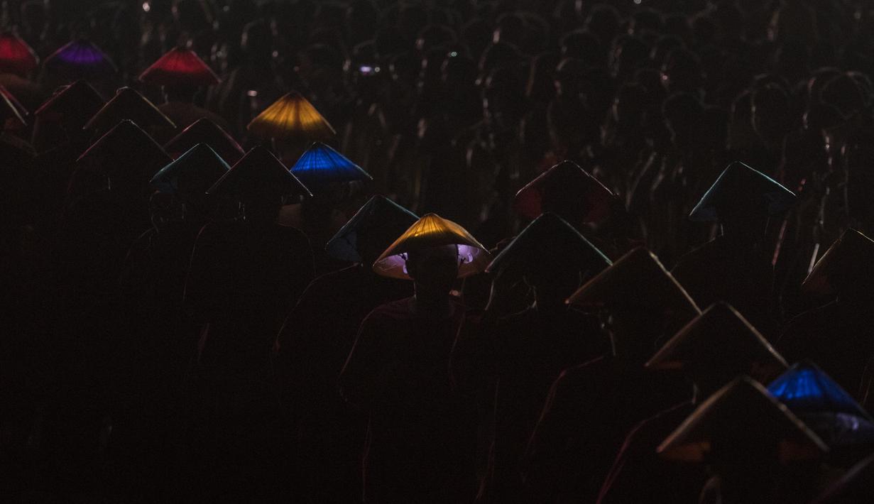 Sejumlah pengisi acara bersiap tampil pada upacara penutupan Asian Para Games di Stadion Madya Senayan, Jakarta, Sabtu (13/10).(Bola.com/Vitalis Yogi Trisna)