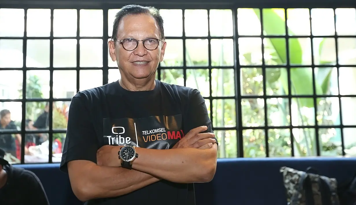 "Sebuah kehormatan saya terlibat. Karakter saya sebagai orang kaya, biasalah. Potongan memang orang kaya," tutur Roy Marten seraya bercanda Rabu (28/3/2018) dilansir dari Liputan6. (Bambang E Ros/Bintang.com)