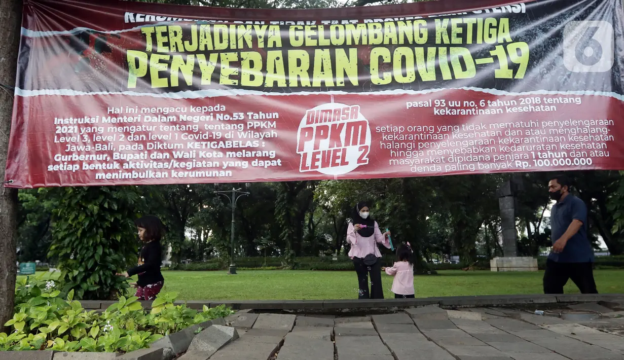 Warga saat berada di kawasan Taman Suropati, Jakarta, Minggu (21/11/2021). Untuk mencegah lonjakan kasus Covid-19, pemerintah akan menerapkan kebijakan PPKM Level 3 untuk seluruh wilayah Indonesia selama masa libur Hari Raya Natal 2021 dan Tahun Baru 2022. (Liputan6.com/Helmi Fithriansyah)