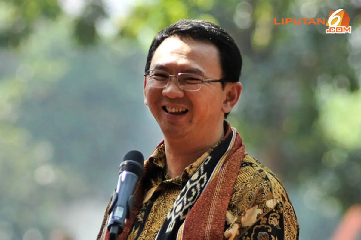 ahok-samping-tertawa-130903b.jpg