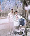 Saat berlibur ke Jepang, Raffi Ahmad, Nagita Slavina, Cipung, dan Rafathar tampil serasi. Keluarga kecil ini menggunakan sweater dengan warna berbeda yang terlihat nyaman dikenakan saat musim dingin. [Instagram/raffinagita1717]