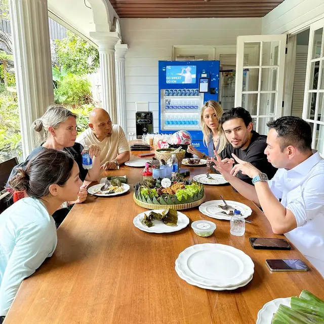 Momen seru Nathan Tjoe-A-On di rumah Raffi Ahmad, nikmati serabi dan nasi  liwet