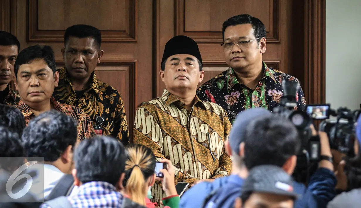 Kedatangan Ketua DPR RI Ade Komarudin ke kediaman Megawati untuk bersilaturahmi dan meminta nasihat kepada Megawati, Jakarta, Jumat (26/11). (Liputan6.com/Faizal Fanani)