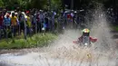 Pereli Argentina, Daniel Domaszewski berusaha menaklukkan tantangan saat tampil di Reli Dakar 2017 etape 1 antara Asuncion dan Resistencia, Argentina, Senin (2/1). Jarak tempuh Asuncion dan Resistencia sejauh 454 km. (AFP PHOTO / FRANCK FIFE)