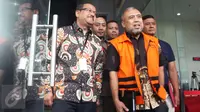 Patrialis Akbar keluar dari gedung KPK usai menjalani pemeriksaan, Jakarta, Selasa  (14/2). Patrialis Akbar ditetapkan sebagai tersangka dugaan kasus suap gugatan UU Peternakan dan Kesehatan Hewan di MK. (Liputan6.com/Helmi Afandi)